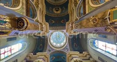 LVIV，UK RAINE-2019年8月：旋转和<strong>扭转</strong>内部视图，抬头看一个教堂穹顶与壁画，绘画和圣
